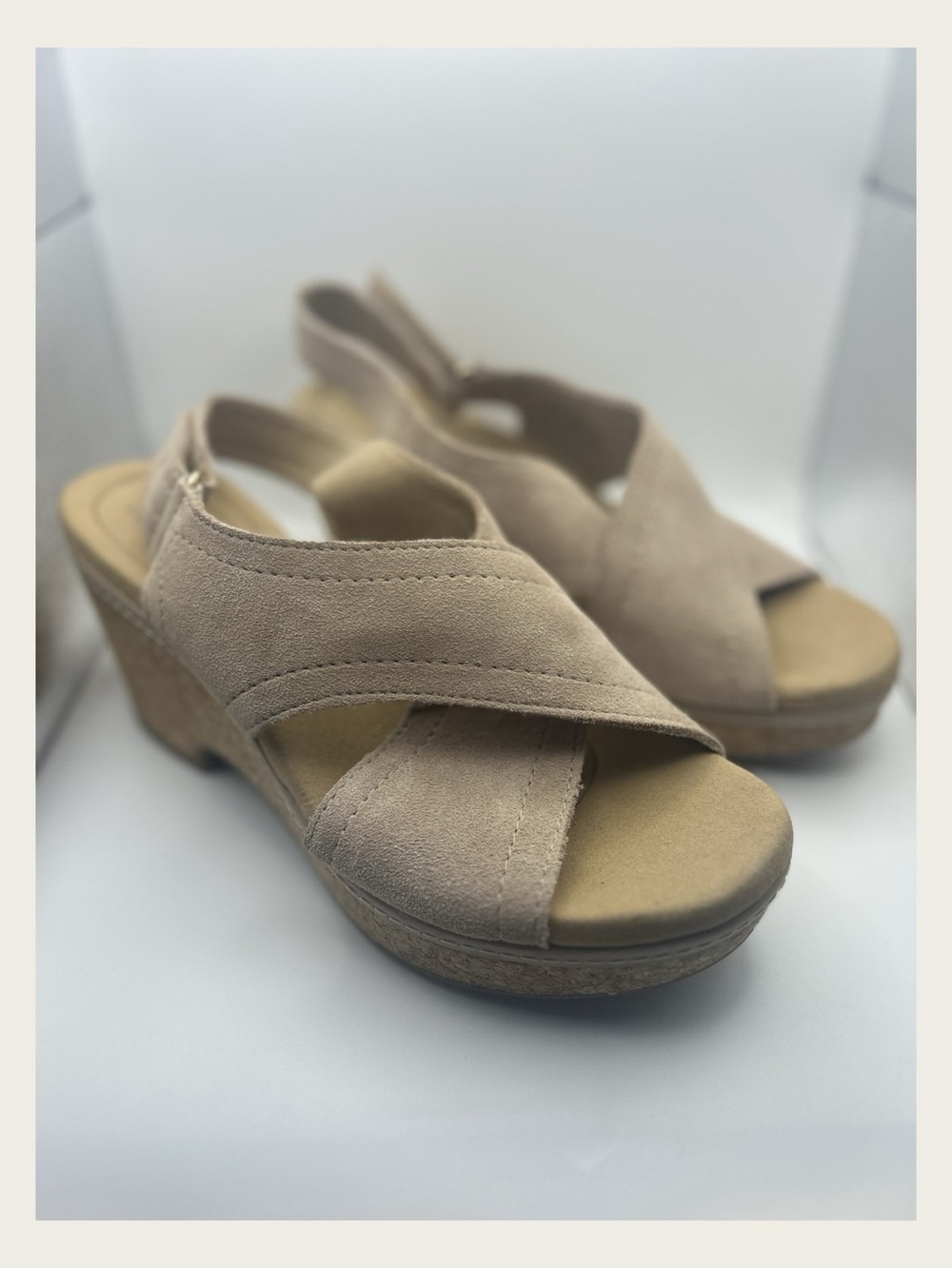 🌾✨ Clarks Giselle Cove Sand Suede Cork Wedge Sling-Back Sandals Women’s 8.5 M